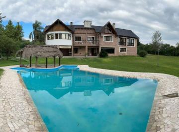 Casa · 460m² · 4 Ambientes · 1 Cochera · ¡Precio de Oportunidad en Villa Allende Golf - con Increible Vista a Las Sierras!