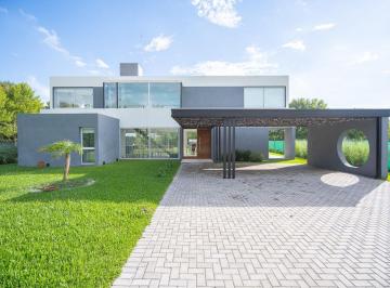 Casa · 218m² · 6 Ambientes · 3 Cocheras · Excelente Casa a Estrenar en Haras del Sol Pilar