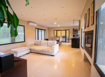 Casa · 210m² · 4 Ambientes · 2 Cocheras · Casa en Venta - 3 Dorm. 4 Baños 2 Cocheras - 600 m² - José Hernández