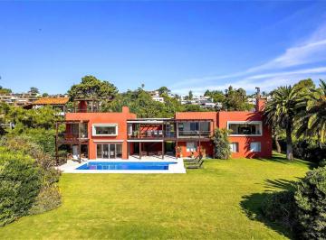Casa · 452m² · 8 Ambientes · 3 Cocheras · Escpectacular Casa con Vista Panorámica en El Lomo de Punta Ballena