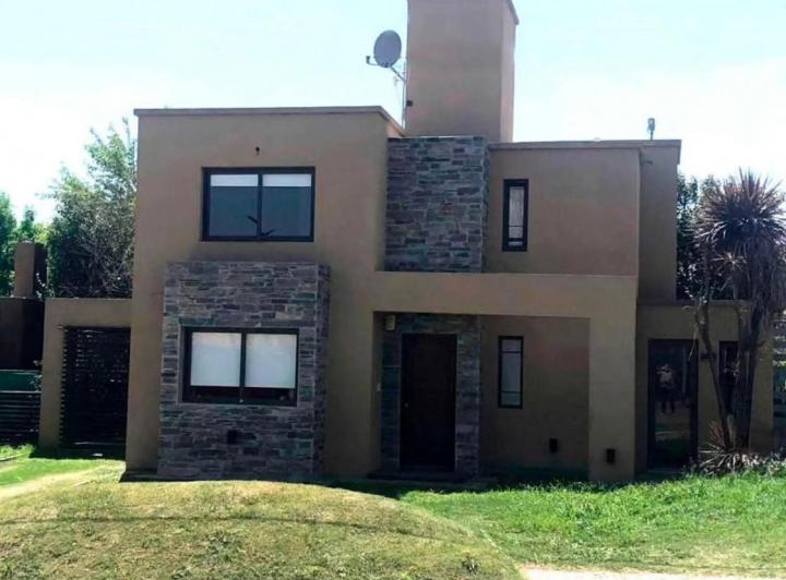 Casa · 165m² · 10 Ambientes · 2 Cocheras