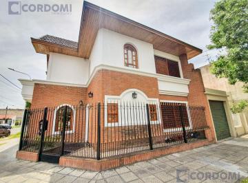 Casa · 180m² · 3 Ambientes · 1 Cochera · Casa en Lanús Este