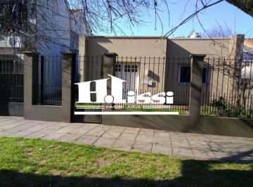 Casa · 131m² · 4 Ambientes · 3 Cocheras · Muy Buena Casa - Temperley Este