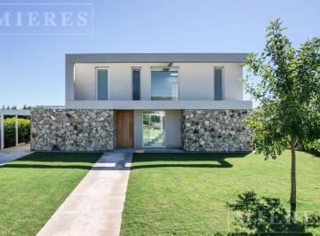 Casa · 200m² · 7 Ambientes · 2 Cocheras · Casa en Venta en Haras Santa Maria Barrio El Trebol