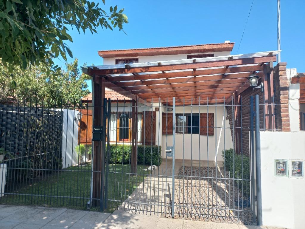 En venta casa de 4 ambientes, distribuida en dos plantas