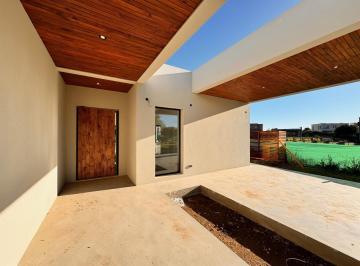 Casa · 160m² · 4 Ambientes · Casa en San Ramiro, Pilar del Este.