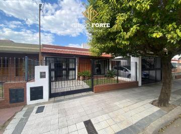 Casa · 129m² · 4 Ambientes · 3 Cocheras · Casa Venta Barrio Ayacucho