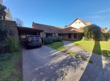 Casa · 261m² · 8 Ambientes · 2 Cocheras · Excelente Chalet con Gran Terreno!