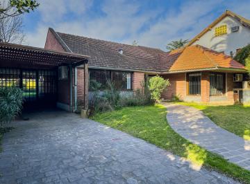 Casa · 261m² · 8 Ambientes · 2 Cocheras · Excelente Chalet con Gran Terreno!