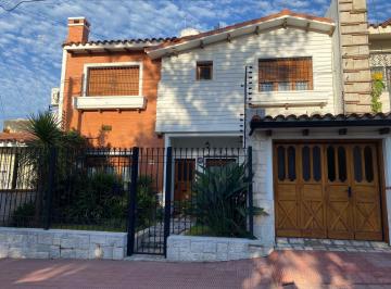 Casa · 216m² · 6 Ambientes · 2 Cocheras · Casa 4 Dorm. en Venta en Barrio General Paz