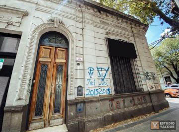 Casa · 210m² · 4 Ambientes · 2 Cocheras · Casa en Venta - 3 Dorm. 1 Baño 2 Cocheras - 250 m² - La Plata