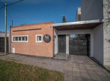 Casa · 120m² · 4 Ambientes · 4 Cocheras · Casa en Venta - 3 Dorm. 2 Baños - Cocheras - 500 m² - La Plata