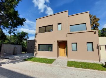 Casa de 4 ambientes, Ituzaingó · Propiedad en Condominio a Estrenar, 3 Dorm., Parque y Pileta.