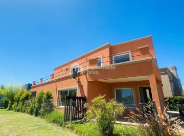 Casa · 180m² · 4 Ambientes · 1 Cochera · Casa en Venta en Vila Marina, Villanueva, 4 Dorm., Piscina, Amarra!