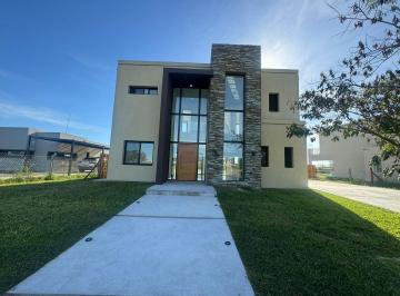 Casa · 200m² · 4 Ambientes · 5 Cocheras · Casa en Venta en San Sebastian Área 12
