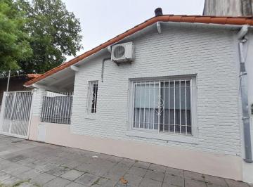Casa · 108m² · 3 Ambientes · 2 Cocheras · Chalet 3 Amb, Apto Uso Profesional con Cocheras y Excelentes Accesos!