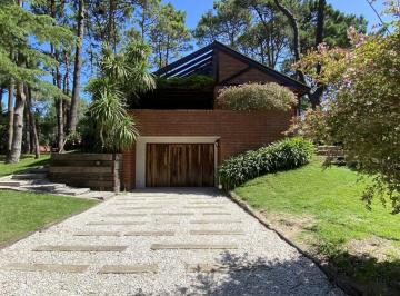 Casa · 195m² · 5 Ambientes · 1 Cochera · Carilo Casa con Piscina en Venta
