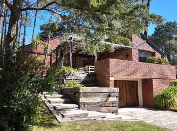Casa · 195m² · 5 Ambientes · 1 Cochera · Carilo Casa 5 Ambientes con Piscina en Venta