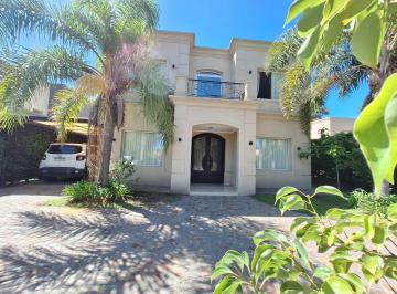 Casa · 111m² · 5 Ambientes · 4 Cocheras · Casa en Venta El Bosque