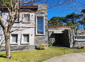 Casa · 190m² · 5 Ambientes · Casa Minimalista de 4 Dorm. Pinamar