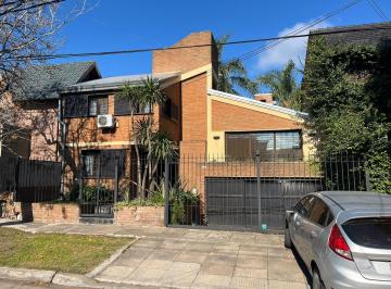 Casa · 240m² · 4 Ambientes · 2 Cocheras · Gran Chalet en Venta en Ituzaingó