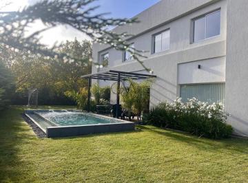Casa · 256m² · 7 Ambientes · Moderno Chalet en Venta
