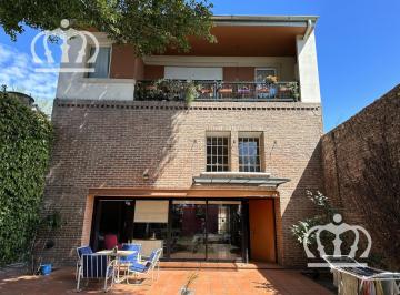 Casa · 213m² · 5 Ambientes · 2 Cocheras · Venta - Casa 5 Ambientes - 4 Habitaciones - Parque Libre Al Frente - Galería y Parrilla. Hermosa!