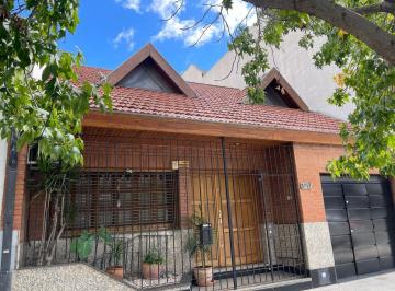 Casa · 260m² · 5 Ambientes · 2 Cocheras · Venta Casa Excelente Estado en Barrio Santa Rita