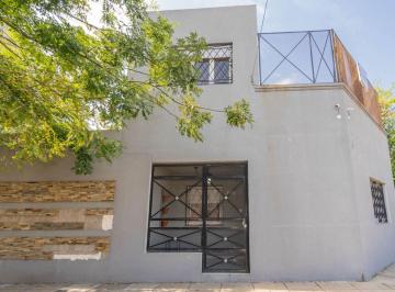 Casa · 140m² · 5 Ambientes · 1 Cochera · Casa Totalmente Actualizada - Ramos Mejía