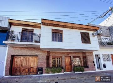 Casa · 200m² · 7 Ambientes · 3 Cocheras · Casa en Venta - 5 Dorm. 2 Baños - 300 m² - La Plata