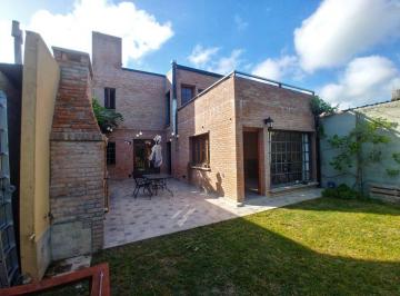 Casa · 160m² · 4 Ambientes · 2 Cocheras · Casa Venta - 3 Dorm. 2 Baños - 369,8 m² Totales - Villa Elisa