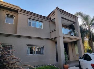 Casa · 580m² · 8 Ambientes · 6 Cocheras · En Venta en Palomar a Solo 2 Cuadras de La Estacion La Mejor Propiedad de La Zona Edificada Sobre 11