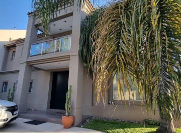 Casa · 580m² · 8 Ambientes · 6 Cocheras · En Venta en Palomar a Solo 2 Cuadras de La Estacion La Mejor Propiedad de La Zona Edificada Sobre 11