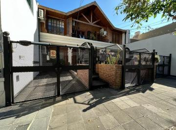 Casa · 135m² · 4 Ambientes · 1 Cochera · Hermosa Casa Totalmente Reciclada en Monte Castro