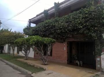 Casa · 204m² · 4 Ambientes · 1 Cochera · Casa en Venta - 3 Dorm. 2 Baños - 250 m² - San Nicolás de Los Arroyos