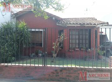 Casa · 300m² · 4 Ambientes · 1 Cochera · Casa en Venta - 4 Ambientes - Castelar Norte