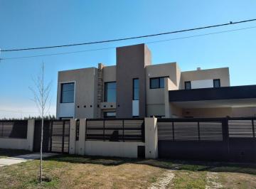 Casa · 320m² · 10 Ambientes · 2 Cocheras · Casa Importante en Barrio Abierto de 3 Dorm. - Eco Pueblo Alvear
