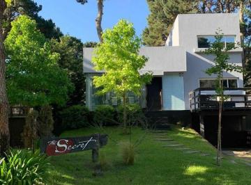Casa · 200m² · 4 Ambientes · 1 Cochera · Casa en Venta - 3Dorm. 3 Baños - 200 m² - Costa del Este