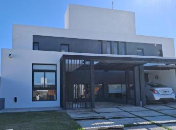Casa · 130m² · 4 Ambientes · 1 Cochera · Dúplex en Venta en La Calandria - 3 Dorm., 3 Baños, a Estrenar