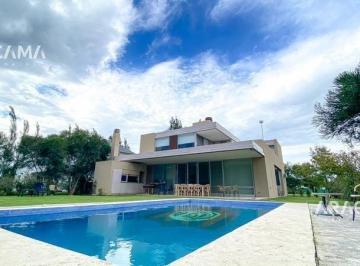 Casa · 370m² · 4 Ambientes · Casa en Venta en San Eliseo Golf Country - San Vicente