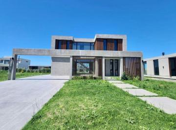 Casa · 144m² · 4 Ambientes · Casa en Venta en Lares de Canning - Canning