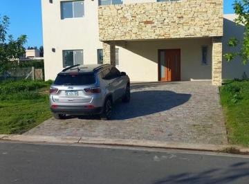 Casa · 172m² · 4 Ambientes · 3 Cocheras · Casa B. Privado *a Estr* C/piscina Exc Barrio