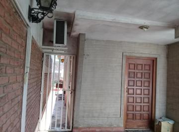 PH de 3 ambientes, Quilmes · Casa en Venta Al Frente con Cochera Semi Cubierta