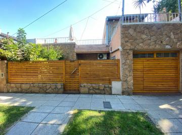 Casa · 140m² · 5 Ambientes · 1 Cochera · Venta Casa 5 Ambientes Vicente Lopez con Pileta