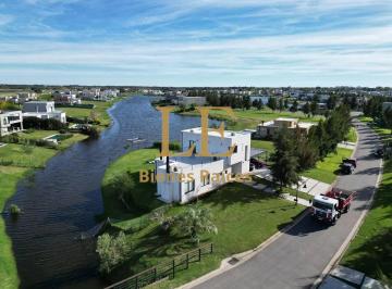 Casa · 250m² · 6 Ambientes · 7 Cocheras · Venta Casa en El Naudir a La Laguna