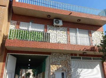 Casa · 300m² · 4 Ambientes · 3 Cocheras · Casa en Venta - 3 Dorm. 3 Baños 3 Cocheras - 440 m² - Lomas del Mirador, La Matanza