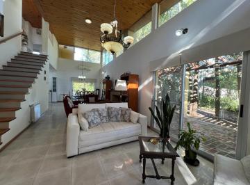Casa · 228m² · 5 Ambientes · 4 Cocheras · Casa en Venta Zarate