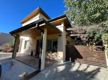 Casa · 228m² · 5 Ambientes · 4 Cocheras · Casa en Venta Zarate
