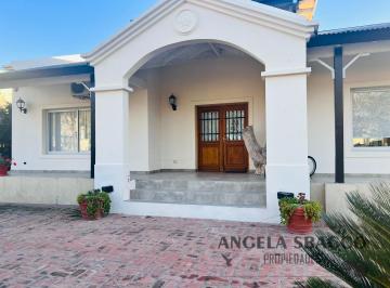 Casa · 290m² · 4 Ambientes · 6 Cocheras · Hermosa! Casa en Cardales Village.