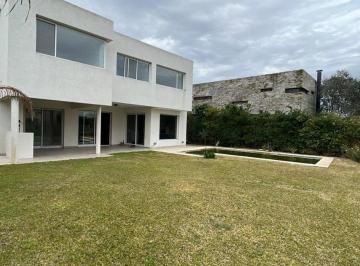 Casa · 125m² · 5 Ambientes · 1 Cochera · Casa en Los Lagos